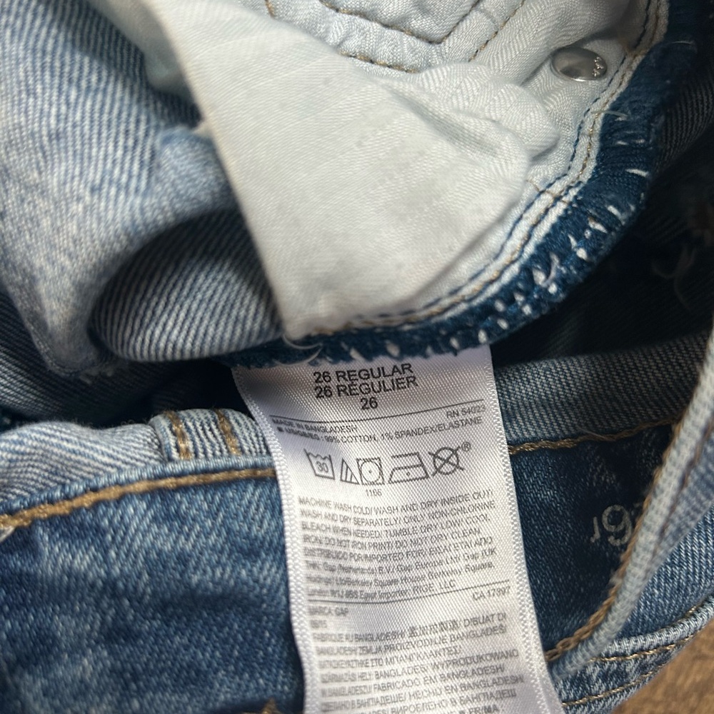 GAP Girlfriend Jeans Size 26 Cropped Distressed Medium Wash Denim - Picture 10 of 16